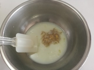 8、小熊慕斯蛋糕,然后把泡软的吉利丁片放入牛奶中，搅拌至完全融化