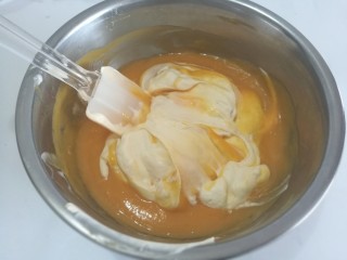 11、小熊慕斯蛋糕,淡奶油放入芒果泥中搅拌均匀