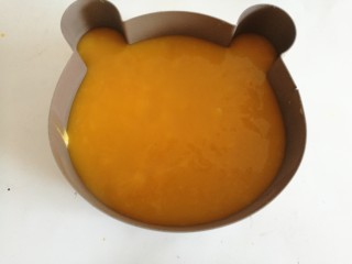 15、小熊慕斯蛋糕,倒在表面，放入冰箱冷藏8-12小时