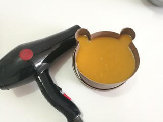 16、小熊慕斯蛋糕,冷藏好的慕斯蛋糕，用吹风吹下四周，就可以脱模了