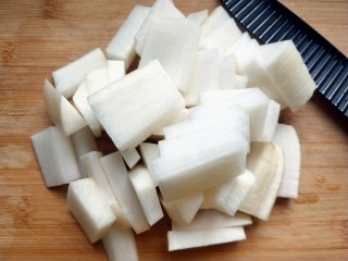 2、柠檬泡椒酸萝卜,萝卜洗净切片。