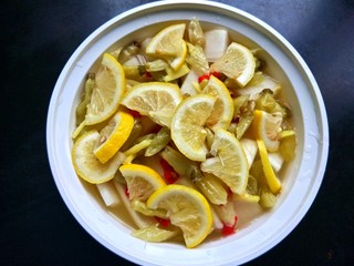 8、柠檬泡椒酸萝卜,放入柠檬片。