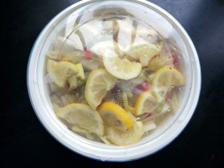 9、柠檬泡椒酸萝卜,盖上盖子，放入冰箱冷藏一晚上。