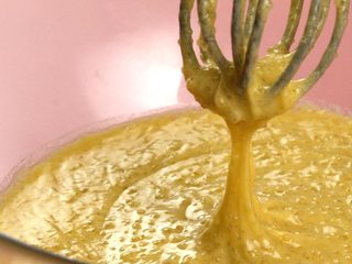 1、糖果饼干披萨,无盐黄油113g加入细砂糖90g、黄糖90g、香草精3ml，搅拌均匀，再加入鸡蛋1个，搅拌均匀，筛入面粉180g，加入塔塔粉5g、小苏打3g、盐2g，搅拌均匀