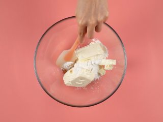 3、糖果饼干披萨,奶油奶酪170g加入糖粉40g、香草精3ml，搅拌均匀