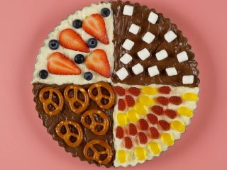 5、糖果饼干披萨,分别摆上草莓、蓝莓、软糖、棉花糖、饼干装饰