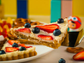 6、糖果饼干披萨,将披萨切块，即可享用