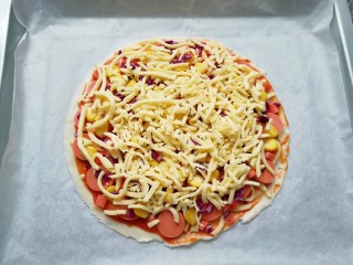 11、手抓饼披萨,最后再撒上一层马苏里拉芝士。