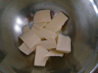 2、黄油曲奇,黄油切成片状，室温软化的手指可以按动的状态。