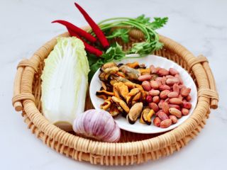 1、凉拌娃娃菜海虹,首先备齐所有的食材，海虹肉提前从冰柜拿出来解冻。