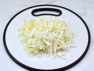 4、凉拌娃娃菜海虹,娃娃菜洗净后，用刀切成丝。