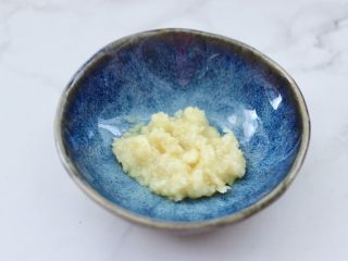 6、凉拌娃娃菜海虹,大蒜去外皮后，捣成泥状放入碗里。