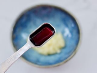 7、凉拌娃娃菜海虹,碗里面先加入生抽。