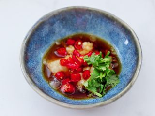 11、凉拌娃娃菜海虹,加入切圈的小米辣和香菜段。