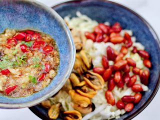 14、凉拌娃娃菜海虹,倒入调制好的调料汁。