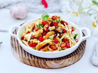 16、凉拌娃娃菜海虹,把搅拌好的食材盛到盘中即可。