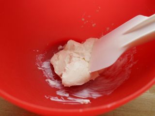 3、草莓冻芝士,5.取80克软化的奶油（PHILADELPHIA）用打蛋器低档打顺滑。