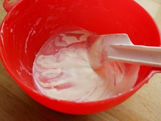 9、草莓冻芝士,11.最后将5分发淡奶油与草莓芝士吉利丁糊翻拌均，到此草莓芝士慕斯馅就做好了。