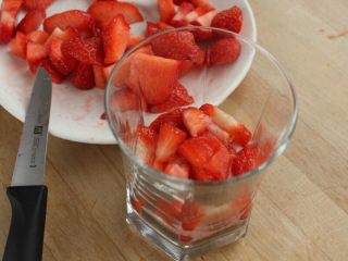 11、草莓冻芝士,14.撒些草莓粒。