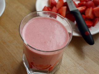 13、草莓冻芝士,16再倒一层覆盖草莓芝士慕斯馅覆盖草莓粒，然后放入冰箱冷藏4小时，依次做好其余两个。