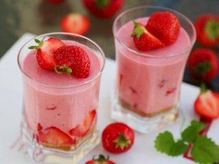 14、草莓冻芝士,待到彻底凝固取出又一个草莓对半切做装饰。