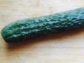 1、凉拌菜～拍黄瓜,准备黄瓜一条