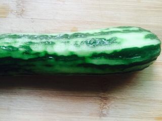 4、凉拌菜～拍黄瓜,将黄瓜洗干净，用削皮刀随意的去皮