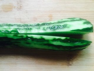 5、凉拌菜～拍黄瓜,将黄瓜对半切开