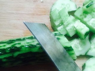 7、凉拌菜～拍黄瓜,然后切块