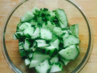 9、凉拌菜～拍黄瓜,放入沙拉碗里