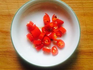 11、凉拌菜～拍黄瓜,小米椒切圈备用