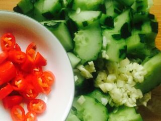 14、凉拌菜～拍黄瓜,倒入小米椒