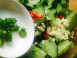 15、凉拌菜～拍黄瓜,倒入小米椒