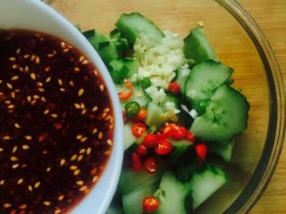 23、凉拌菜～拍黄瓜,将调好的汁倒入沙拉碗里