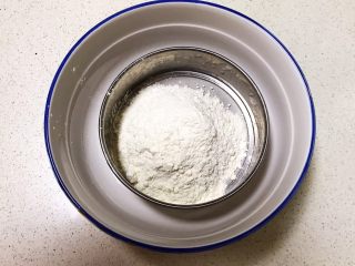 3、宝宝健康食谱 猫爪饼干,筛入低筋面粉