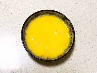 6、宝宝健康食谱 猫爪饼干,把鹌鹑蛋打散