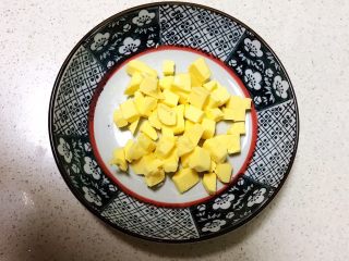 7、宝宝健康食谱 猫爪饼干,黄油切成小块