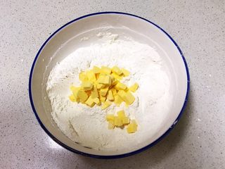 8、宝宝健康食谱 猫爪饼干,把黄油倒入面粉中