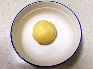 11、宝宝健康食谱 猫爪饼干,揉成光滑的面团