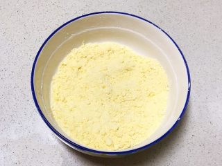 9、宝宝健康食谱 猫爪饼干,用手将黄油与面粉糖粉揉合均匀