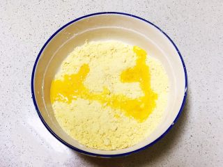 10、宝宝健康食谱 猫爪饼干,倒入鹌鹑蛋液30克