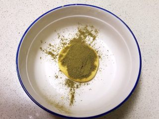 13、宝宝健康食谱 猫爪饼干,取一个80克的面团,加入抹茶粉,加入5克鹌鹑蛋液