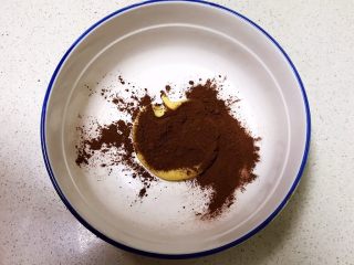 15、宝宝健康食谱 猫爪饼干,取一个60克的面团,加入可可粉,加入5克鹌鹑蛋液