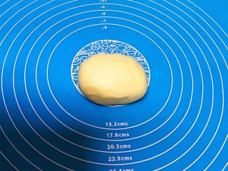 18、宝宝健康食谱 猫爪饼干,取一个原色面团