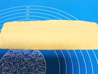 20、宝宝健康食谱 猫爪饼干,取其中一份,擀成3㎝厚的薄片