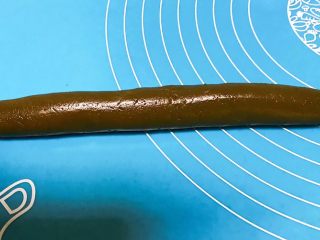 22、宝宝健康食谱 猫爪饼干,搓成长条,长度与原味面皮长度一致