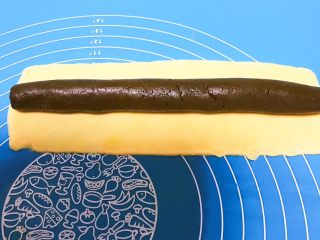 23、宝宝健康食谱 猫爪饼干,把抹茶面条放在原味面皮上