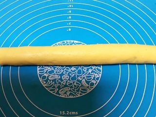 24、宝宝健康食谱 猫爪饼干,用原味面皮包裹起来,边缘压实