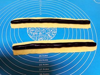 30、宝宝健康食谱 猫爪饼干,把可可面条放在原味面皮上