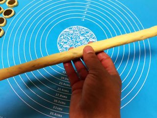 35、宝宝健康食谱 猫爪饼干,再把冷冻好的小面条取出来